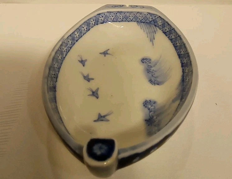 Antiguo cuenco oriental en forma de barco azul y blanco. Marca japonesa en la parte posterior Foto 4 de 4