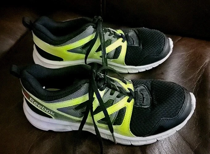 Sneakers Reebok Youth nere e verdi leggermente indossate taglia 4 5 ottime condizioni! Minori segni di usura