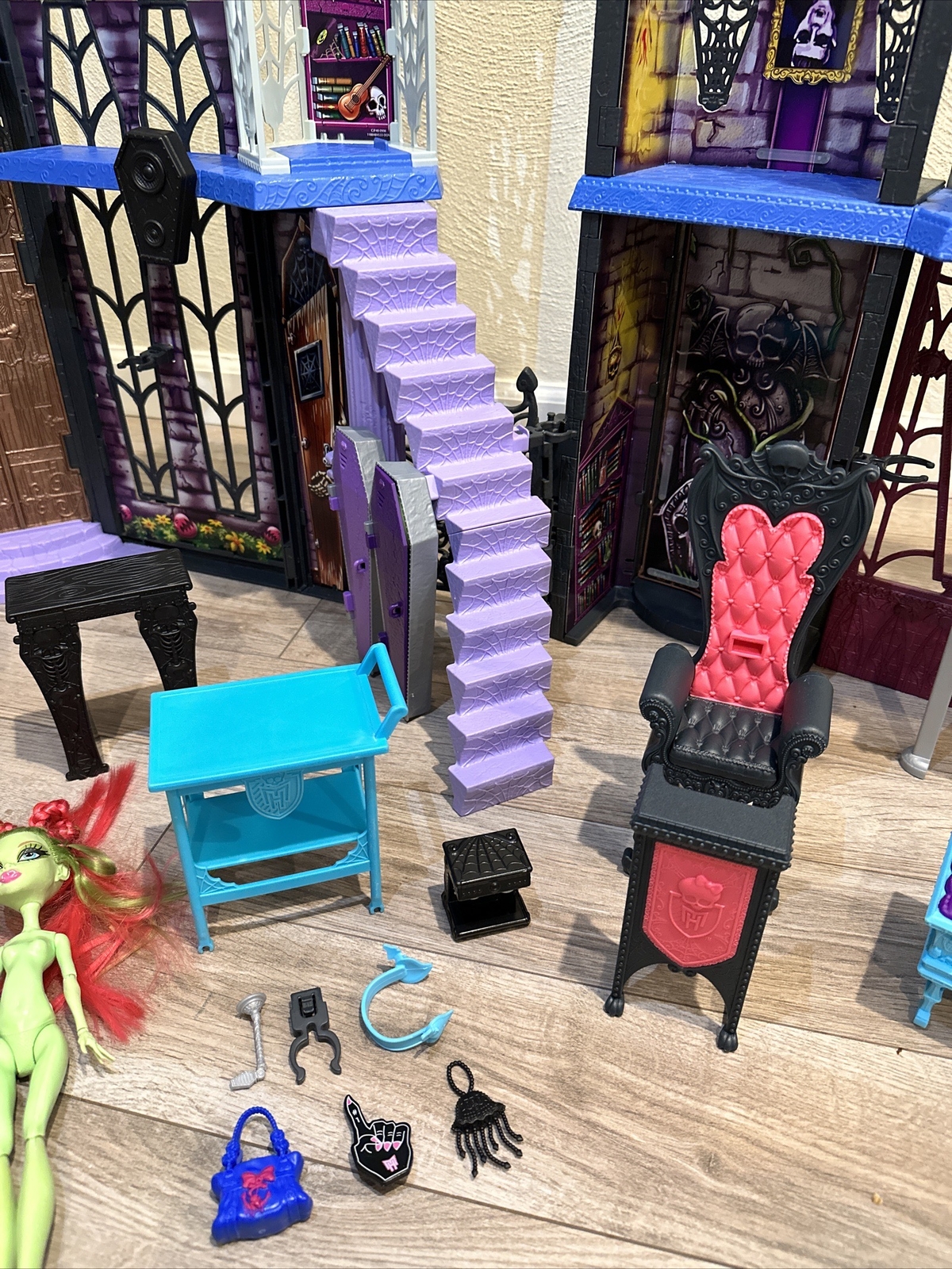 Monster High Doll House Deadluxe High School Playset Castle Accessories