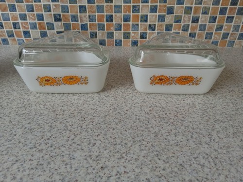 VINTAGE PYREX TRIANGLE OVEN DISHES X 2 WITH LIDS SUNFLOWER DESIGN - Picture 1 of 5
