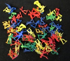 VINTAGE 64 U.S.A. MADE 1 1/2" PLASTIC COWBOYS AND INDIANS FIGHTING TOYS