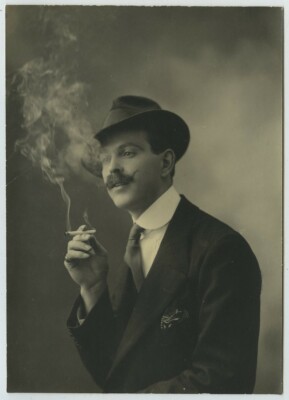 Eleganter Mann raucht Zigarette. Tabak. Hut. Schnurrbart. Raucher um 1910