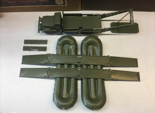 Véhicules militaires miniatures verts Dinky