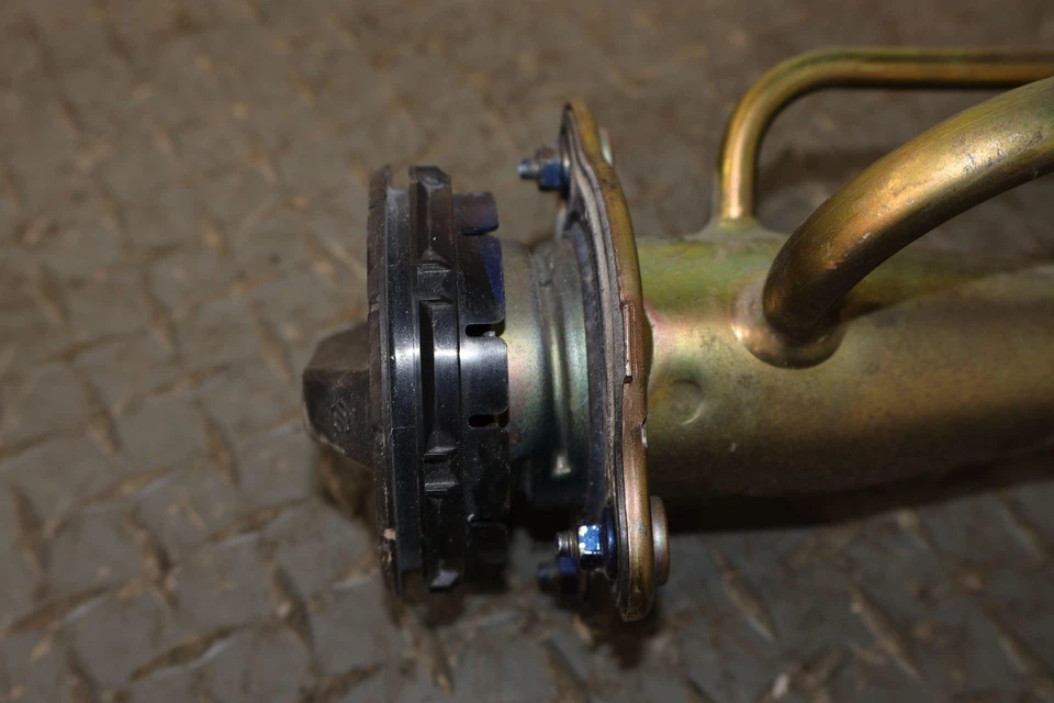 00-05 Honda S2000 Gasolina Gasolina Cuello de llenado de combustible con tapa y bota (119 k millas) Foto 3 de 4