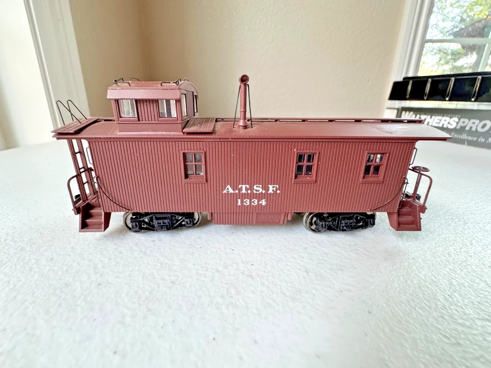 Walthers Proto #920-103202 30' Wood Caboose-ATSF #1334 w/box - EC - Image 3 of 4