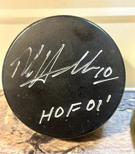 Z autografem czarny gumowy krążek hokejowy NHL HOF 2001 InGlasCo Dale Hawerchuk