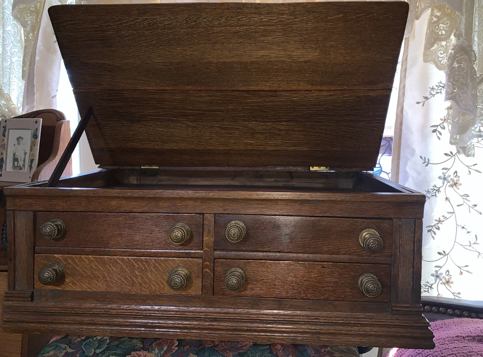 Vitrina tienda roble años 1800 Clark’s carrete rosca 4 cajones con tapa inclinada se abre Foto 2 de 4