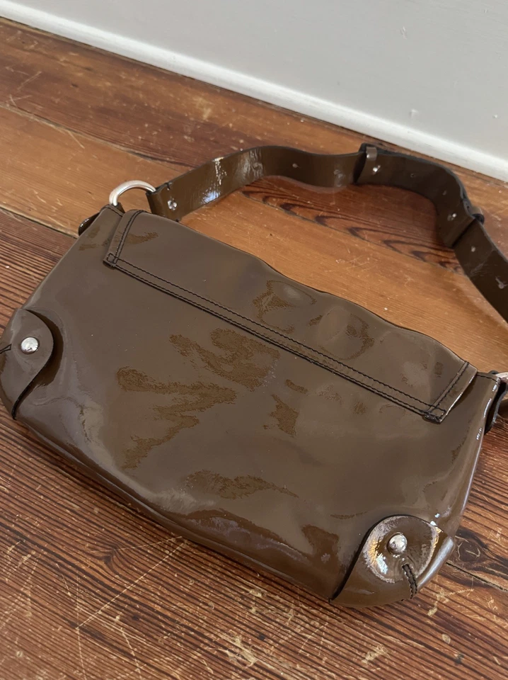 Bolso de hombro de charol marrón secuoya correa ajustable herrajes plateados para mujer Foto 3 de 4