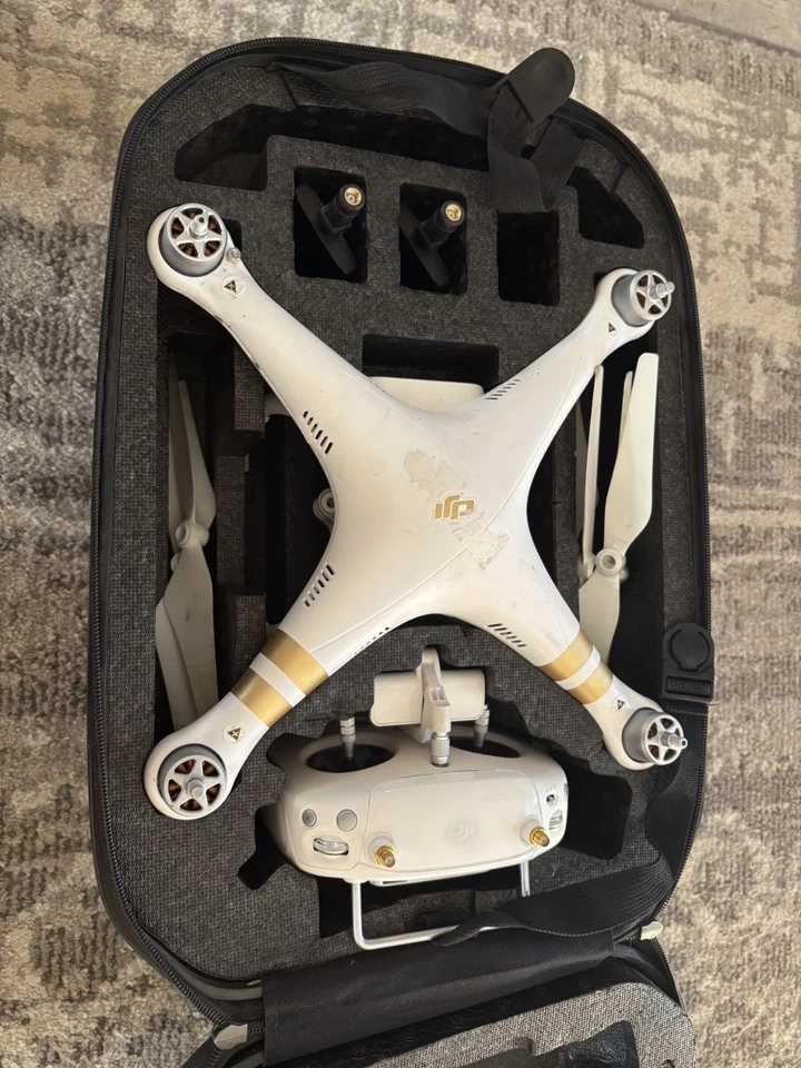 Drone DJI Phantom 3 com controle remoto, mochila rígida e acessórios  - Imagem 3 de 4