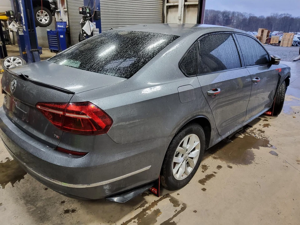 Espejo retrovisor interior delantero central usado se adapta a: Volkswagen Passat SW 2018 delantero Foto 2 de 4