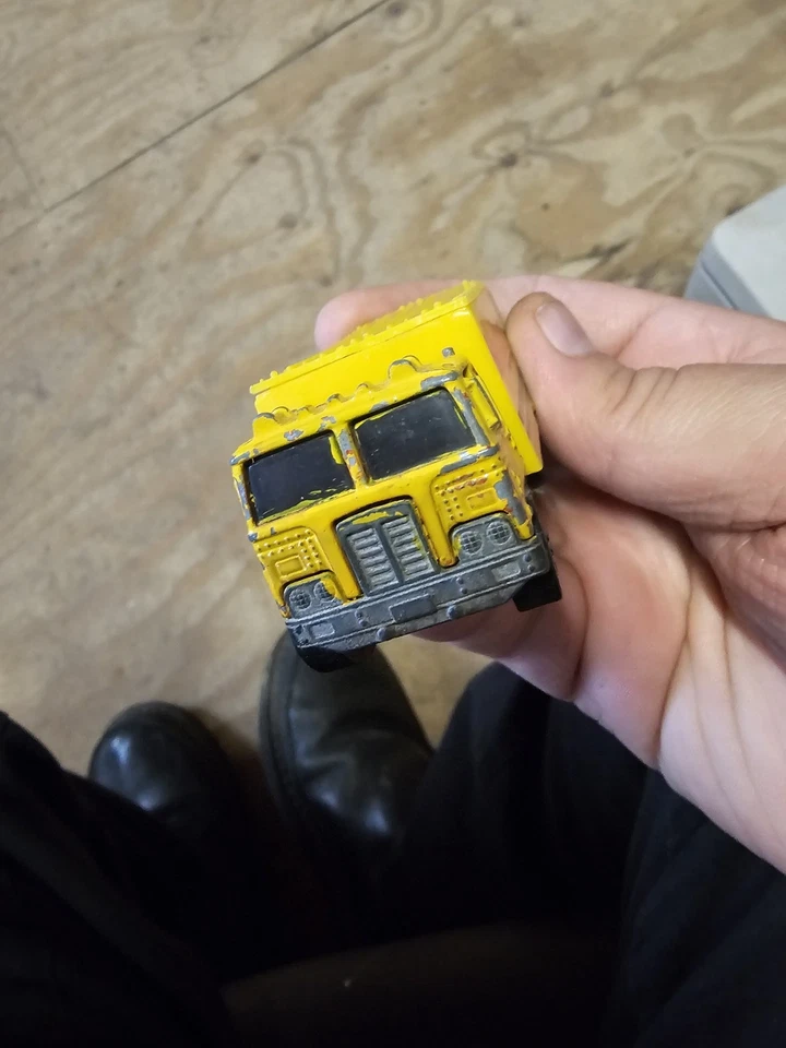 Camión de mudanza Hot Wheels Mayflower World Wide de 1980 sobre base de línea roja Foto 2 de 4