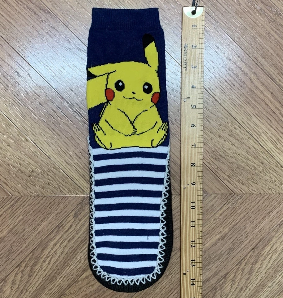 Calcetines Zapatilla Pokémon Personaje Pikachu Rayas Nuevos Sin Etiquetas Talla 7.5-10 Azul y Blanco Foto 3 de 4