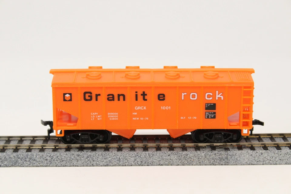 HO Model Power 36' 2-Bay Covered Hopper Granite Rock GRCX 1001 Orange - Image 2 of 4