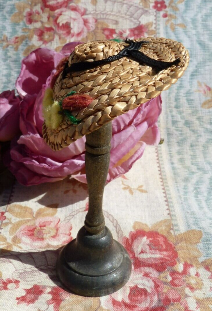 POUPÉE ANCIENNE, DUO de 2 ANCIENS CHAPEAUX Niçois en PAILLE TRESSÉE vers 1920