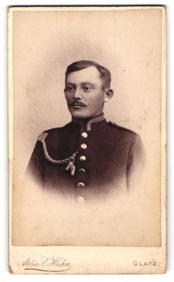 Fotografie Altelier E. Hahn, Glatz, Grünestrasse 143, Unteroffizier in Uniform  