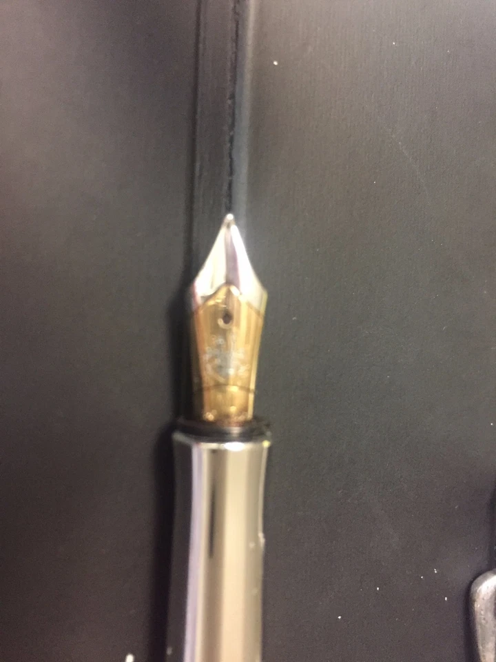 Pluma Estilográfica Faber Castell Classic Graf Von 18K Plumín B Madera de Granadilla Foto 2 de 4
