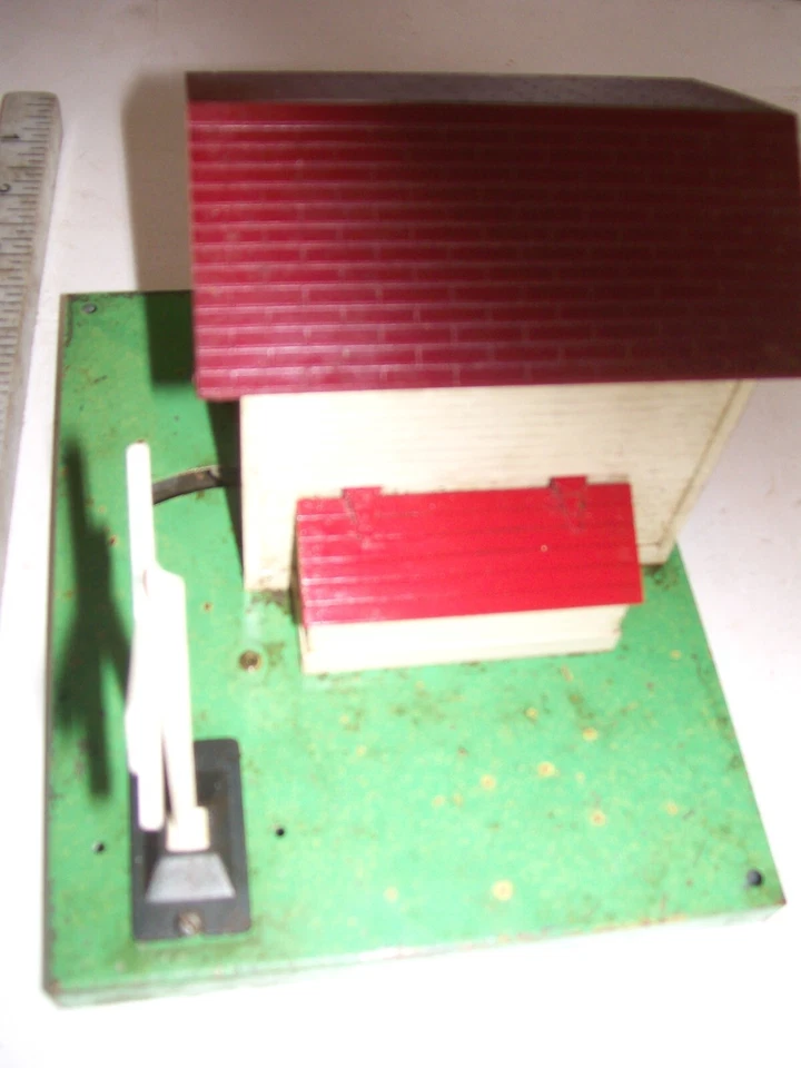 LIONEL 145 (6-2145) ILLUMINATED OPERATING AUTOMATIC GATEMAN FOR O/O-27/S , WORKS - Image 2 of 4