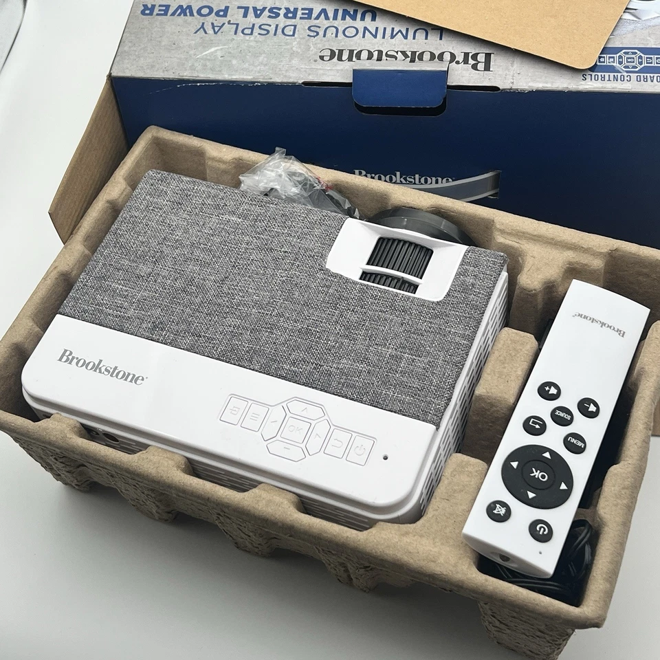 Proyector de cine en casa todo en uno Brookstone en blanco - usado en excelente estado raramente usado Foto 3 de 4