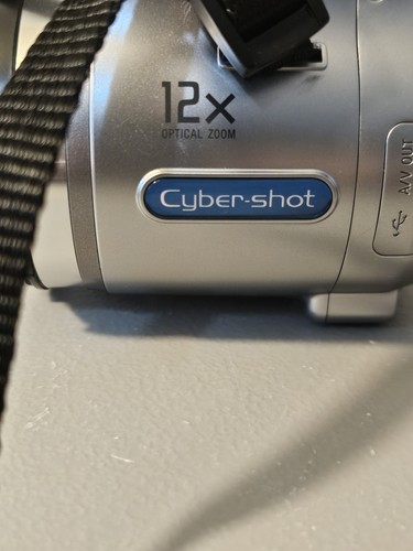 Sony Cybershot Digital Camera 6 Megapixel 12x Zoom With Case And Memory Cards - Picture 2 of 16