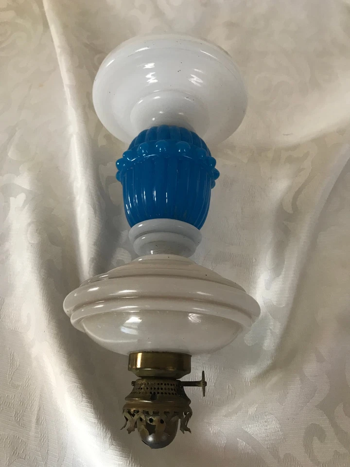 ANCIENNE LAMPE A PETROLE Opaline bleu - Photo 4/4