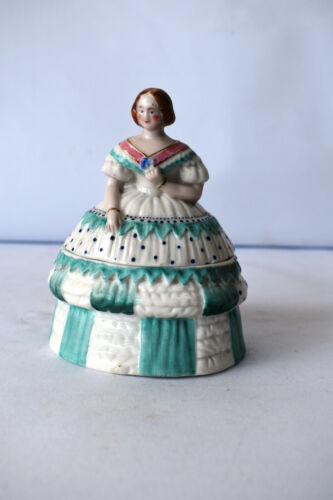 Antiguo frasco victoriano de porcelana en polvo estatuilla dama tocador crinolina ""K - Imagen 1 de 9