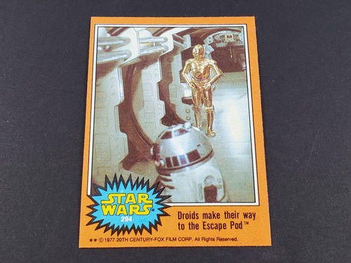 1977 Topps Star Wars #294 Droids make their way to the Escape Pod