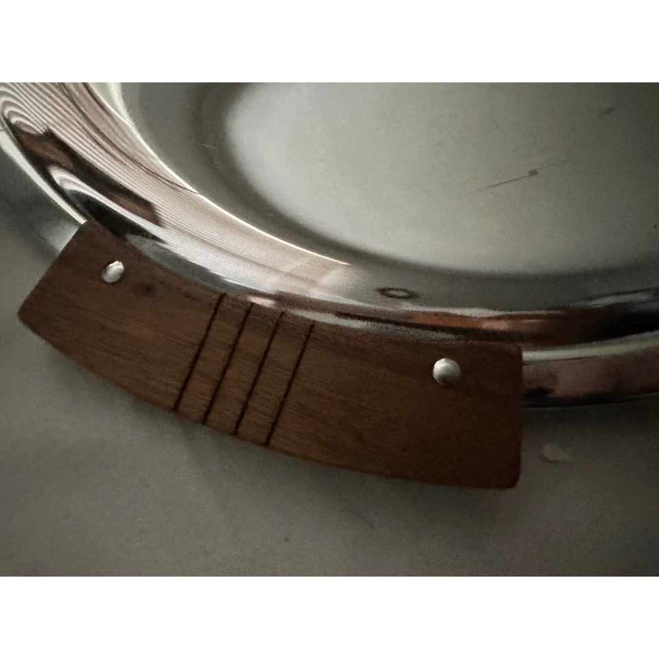 Bandeja redonda danesa de acero inoxidable MCM vintage con asas de teca Foto 4 de 4