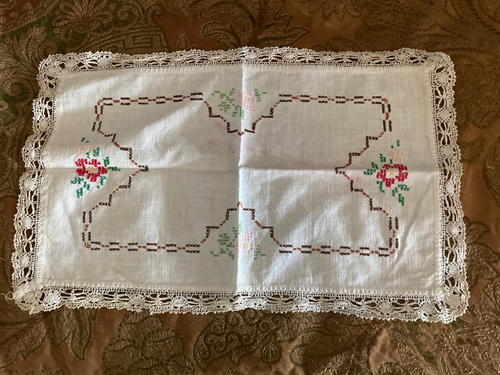 Mantel de encaje de filete hecho a mano vintage verde claro y blanco - 17" x 10"" - Imagen 6 de 8