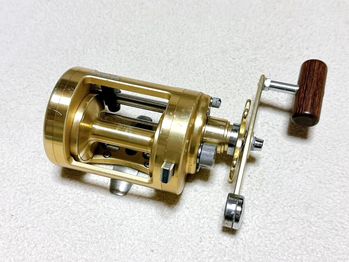 Shimano Calcutta 700 Right Handle Baitcasting Fishing Reel Shimano Calcutta 700 Right Handle Baitcasting Fishing Reel