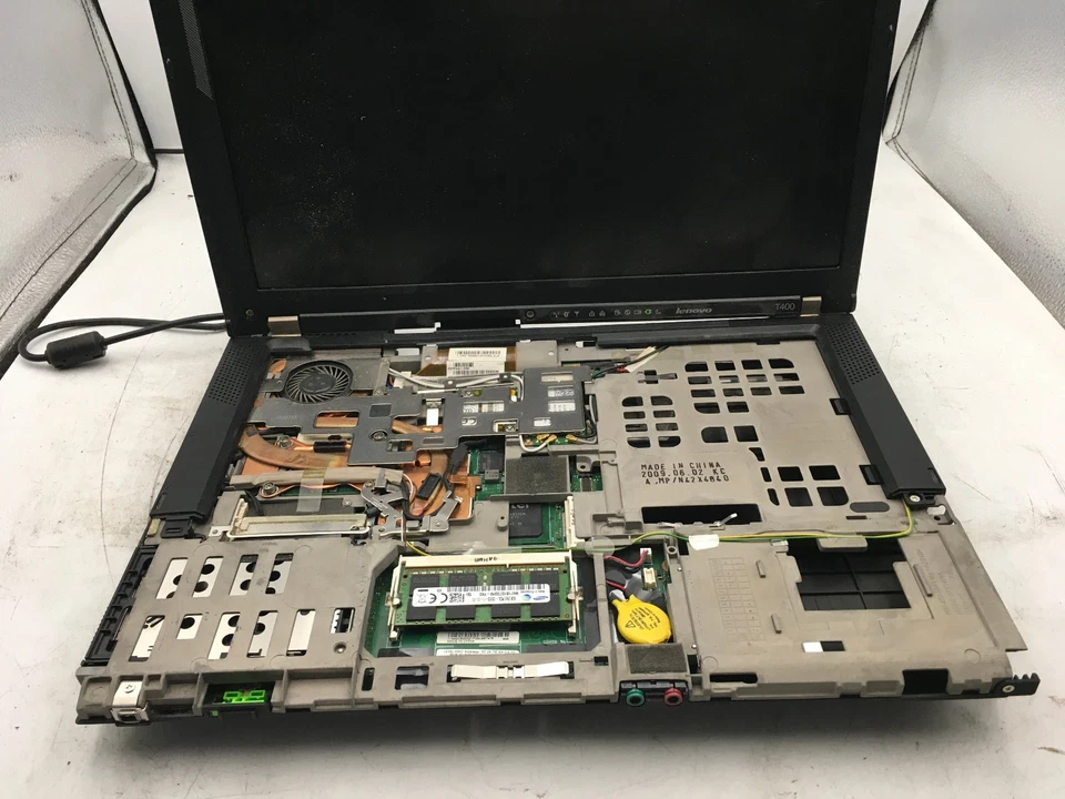 LENOVO THINKPAD T400 - FOR PARTS/DAMAGED - INTEL CORE 2 DUO P8400 - NO RAM - BB - Image 3 of 4