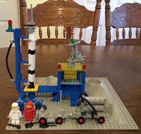 LEGO Classic Space 483 Alpha-1 Rocket Base w/ 3 Minifigures & Instructions