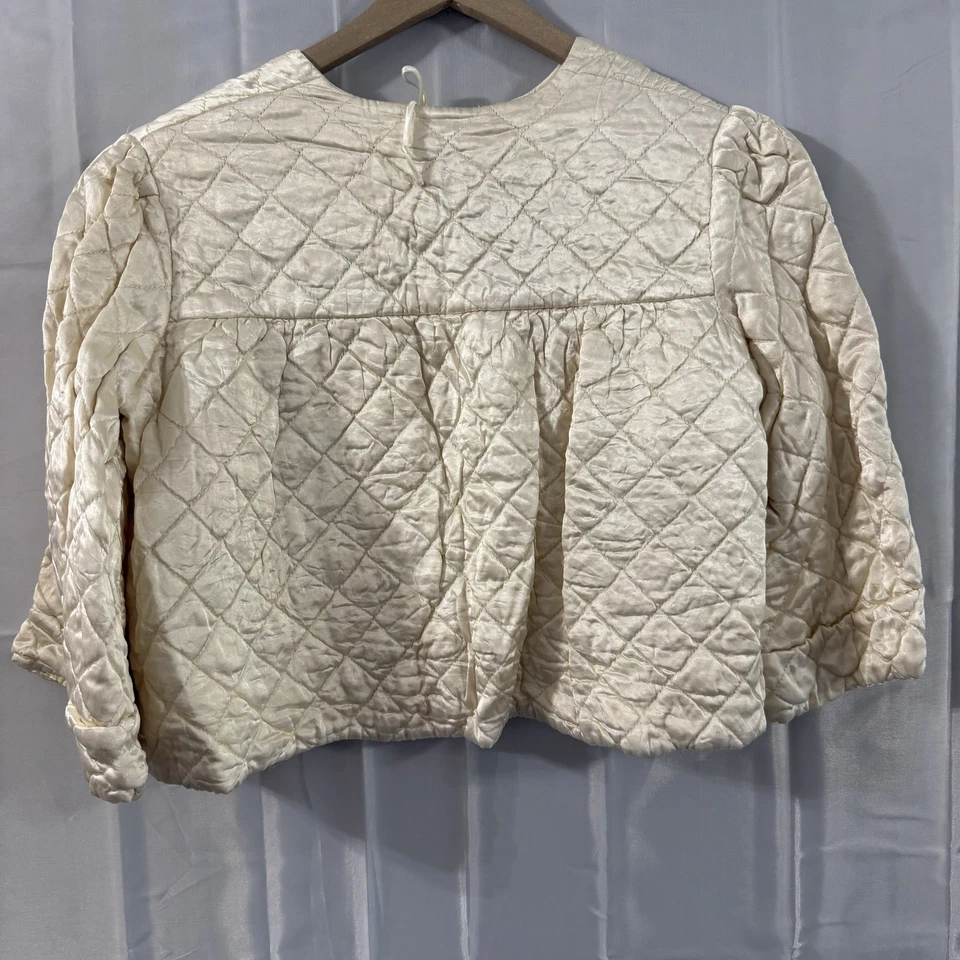 Chaqueta de cama de hospital acolchada M* vintage años 60 marfil corbata frontal satinado forrada modesta Foto 2 de 4