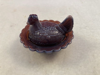 VINTAGE MOSSER PURPLE GLASS MINI/SALT CELLAR NEATING HEN 2.5''