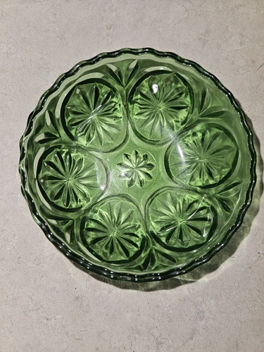 Vintage Anchor Hocking Green Glass Star & Cameo Medallion Pattern Bowl 4.5"
