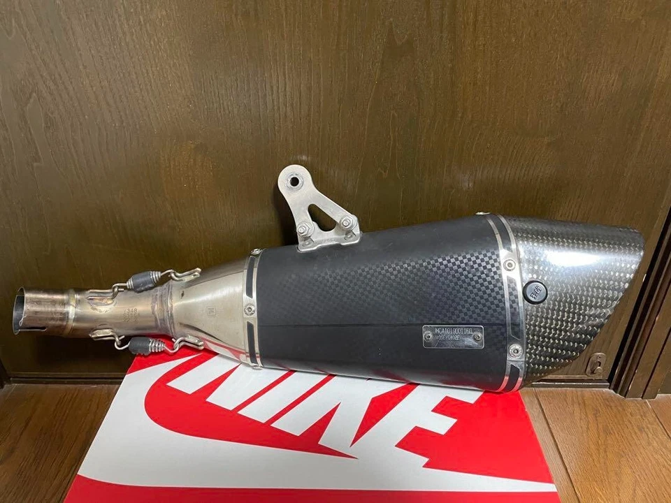 Escape deslizable de carbono Yoshimura Yamaha YZF-R3 Cyclone R11 usado Foto 3 de 4