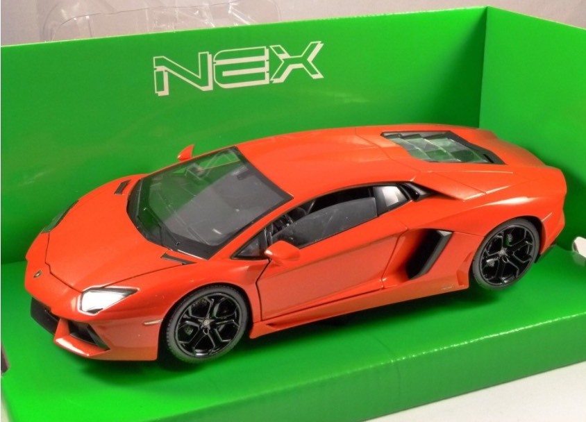 Lamborghini Aventador LP700-4 Roadster Orange LP Welly 1:24