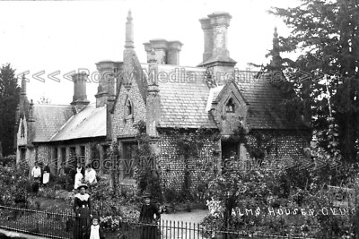 Gmm-92 The Almshouses, Oving, Buckinghamshire. Photo
