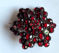 Böhmisch Granat  Brosche - Bronzefassung - Antik um 1900 - Länge   2,8 cm