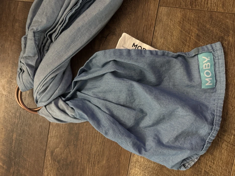 Moby Wrap El cómodo portabebés para bebés 8-35 libras azul bebé clásico Foto 3 de 4