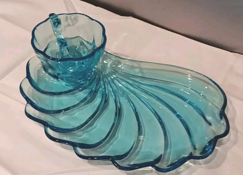 Set of 4 Stunning Vintage Hazel Atlas Shell Pattern Sandwich Plates and Cups