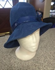 Vintage-style navy blue wool felt cloche hat featuring a matching deco 