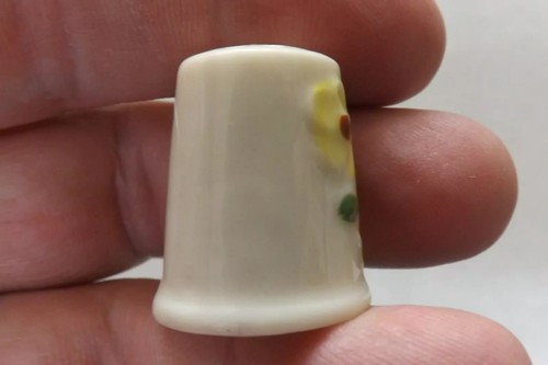 BELLEEK GOLD MARK CHINA THIMBLE HAND DECORATED FLOWERS 2.5CMS (2178) - Picture 3 of 7