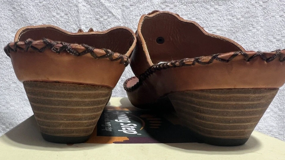 New Spring Step Linda Brown Leather Flower Thong Style Women Sandal 38 7.5 NIB - Image 4 of 4