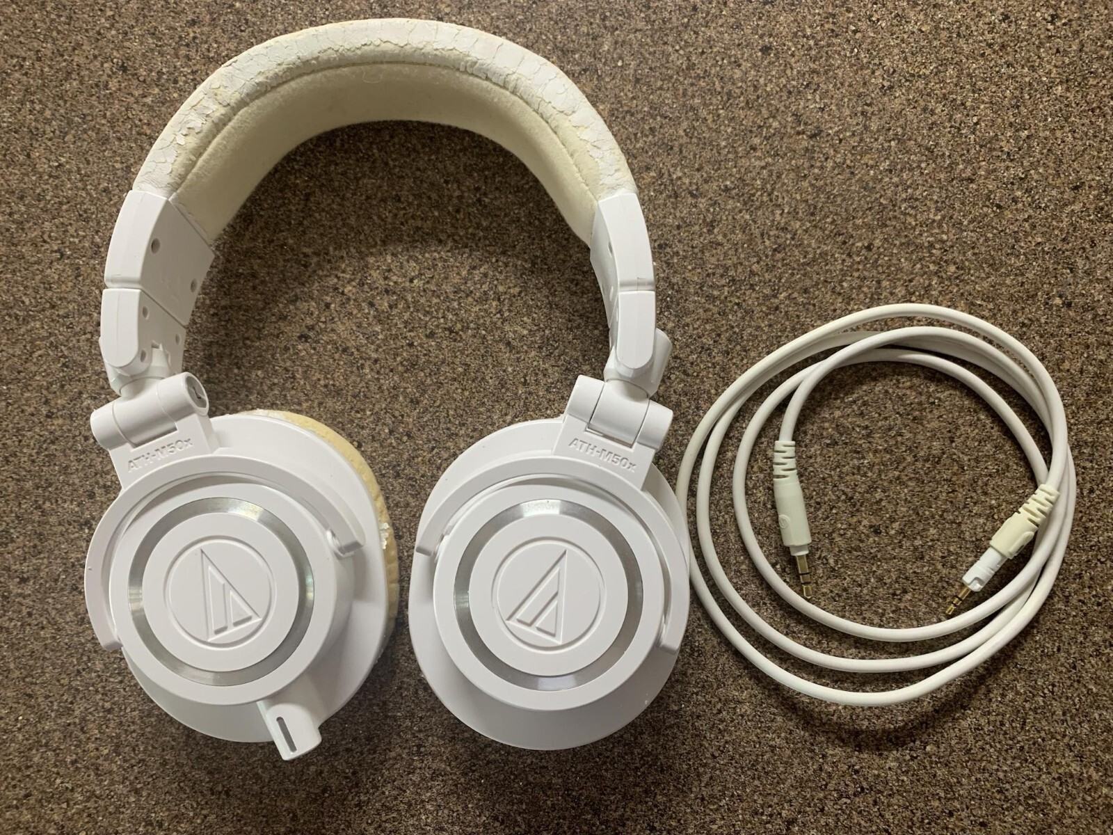 PEELING AudioTechnica ATHM50x ClosedBack Monitor Headphones White