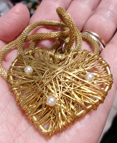 Collar Colgante Corazón San Valentín Alambre Retorcido Tono Oro Brutalista De Colección Cadena de Malla - Imagen 2 de 13