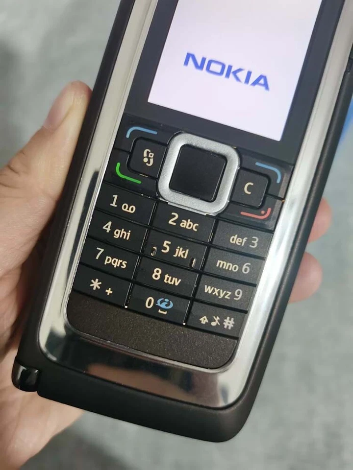 Nokia E Series E90 Communicator ,3G , Symbian , Business Foldable Keyboard Phone - Image 3 of 4