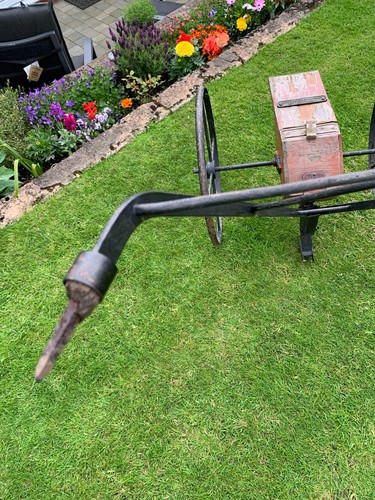 ANTIQUE GARDEN SEED DRILL H. BURLINGHAM EVESHAM WOODEN BOX AND METAL WHEELS VGC - Picture 7 of 8