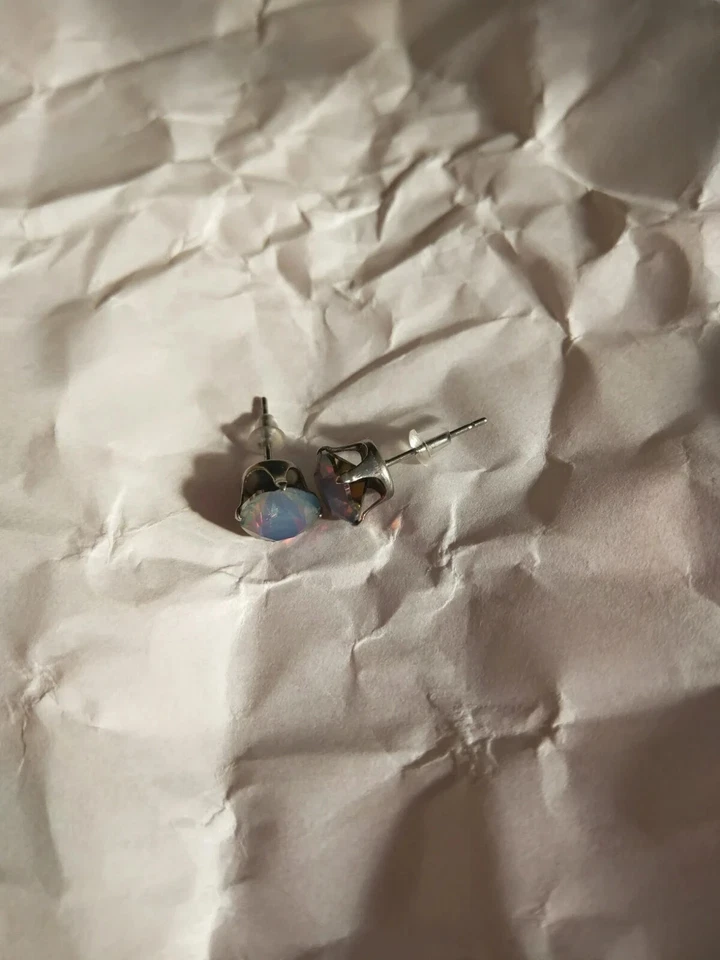 Parafusos de cristal Swarovski® azul leitoso feitos à mão 8 mm, com poste de aço inoxidável - Imagem 4 de 4