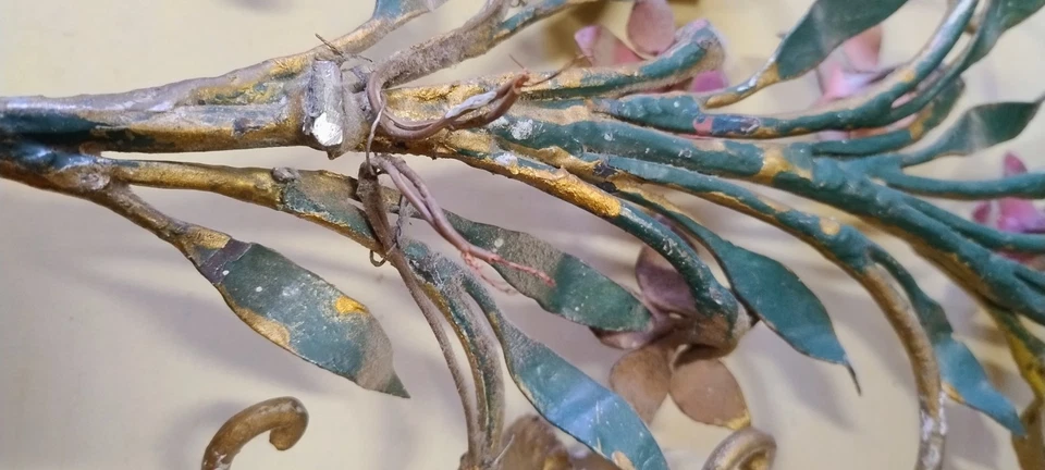 Coppia Di Applique antiche In Ferro Battuto Dipinte A Mano - Immagine 2 di 2