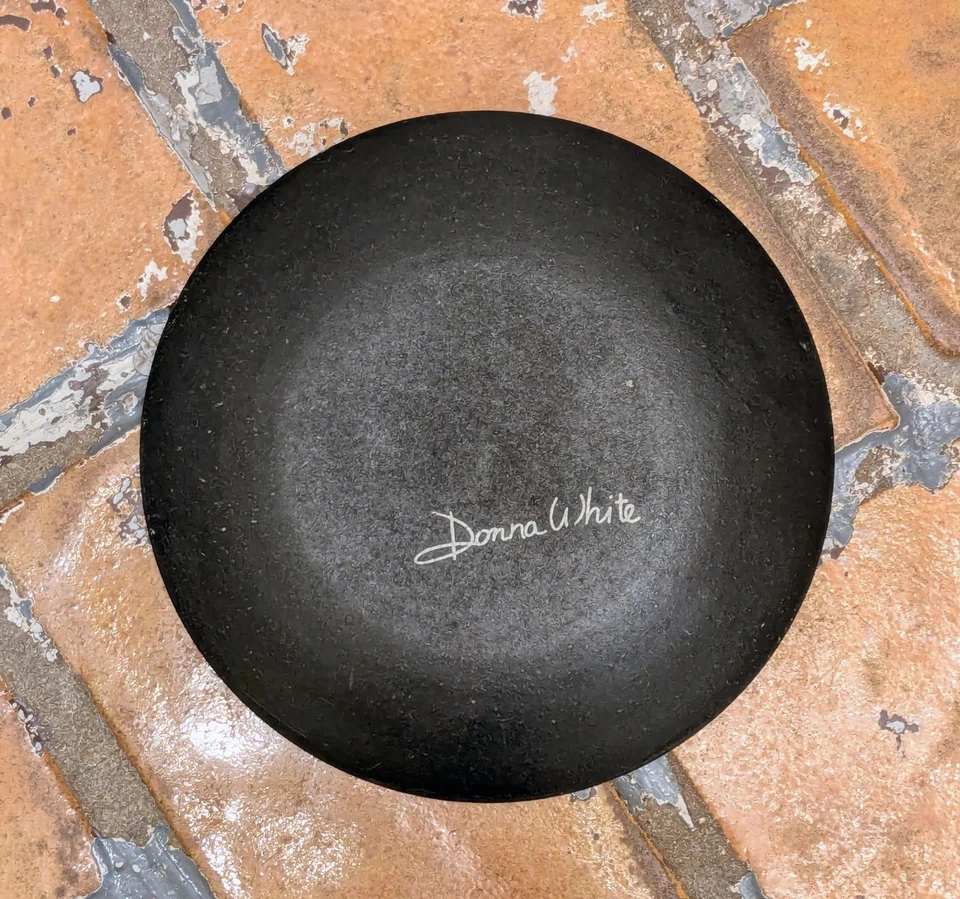 Vtg Primitive CHRISTMAS Plate Signed DONNA WHITE 6.25" Hearthside Folk Art Sheep - Image 2 of 3